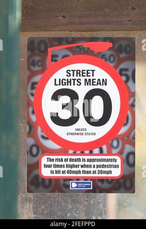 Street Lights Mean 30 Poster - Schottland, UK Stockfoto