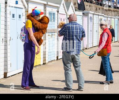 Lyme Regis, Dorset, Großbritannien. April 2021. Wetter in Großbritannien. Massen strömen in den Badeort Lyme Regis, um die warme Sonne und den strahlend blauen Himmel zu genießen. Viele sind in der Stadt, um das Eat Local Food and Drink Festival zu genießen, da die Stadt im Laufe der Jahre wieder normal wird. Eat zielt darauf ab, die besten Lebensmittel- und Getränkehersteller und Kunsthandwerker aus dem West Country in einer gut geführten, sicheren Umgebung im Freien zusammenzubringen. Kredit: Celia McMahon/Alamy Live Nachrichten Stockfoto