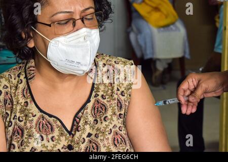 Kalkutta, Indien. April 2021. Eine Frau erhält eine Dosis Covaxin (Impfstoff gegen den Corona-Virus) in einem Gesundheitsimpfzentrum des Staates Westbengalen in Kalkutta. (Foto von Sudipta das/Pacific Press) Quelle: Pacific Press Media Production Corp./Alamy Live News Stockfoto