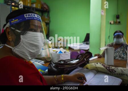 Kalkutta, Indien. April 2021. Gesundheitshelfer tragen Gesichtsschutz und tragen Schutzmaske innerhalb des Staates Westbengalen Gesundheitsimpfzentrum in Kalkutta. (Foto von Sudipta das/Pacific Press) Quelle: Pacific Press Media Production Corp./Alamy Live News Stockfoto