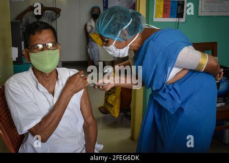 Kalkutta, Indien. April 2021. Ein Mann erhält eine Dosis Covaxin (Impfstoff gegen den Corona-Virus) in einem Gesundheitsimpfzentrum des Bundesstaates Westbengalen in Kalkata. (Foto von Sudipta das/Pacific Press) Quelle: Pacific Press Media Production Corp./Alamy Live News Stockfoto