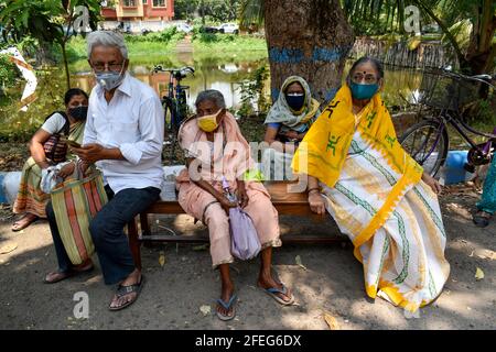 Kalkutta, Indien. April 2021. Wegen des Mangels an Covid-Impfstoff in Kolkata warten die Menschen draußen auf ein Impfzentrum. 19 (Foto von Sudipta das/Pacific Press) Quelle: Pacific Press Media Production Corp./Alamy Live News Stockfoto