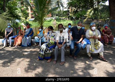 Kalkutta, Indien. April 2021. Wegen des Mangels an Covid-Impfstoff in Kolkata warten die Menschen draußen auf ein Impfzentrum. 19 (Foto von Sudipta das/Pacific Press) Quelle: Pacific Press Media Production Corp./Alamy Live News Stockfoto