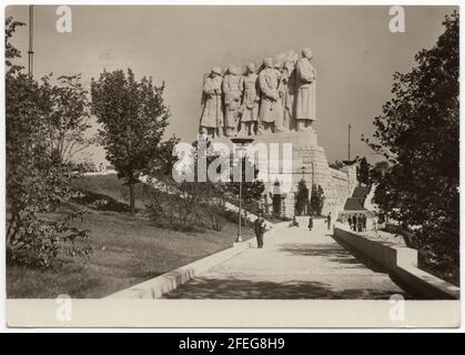 Stalins Denkmal in Prag in der Tschechoslowakei, der in der Tschechoslowakischen Ansichtskarte 1955 ausgestellten dargestellt. Mit freundlicher Genehmigung des Azoor Postkarte Sammlung. Stockfoto