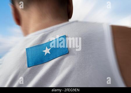 Die Nationalflagge Somalias auf dem Rücken des Athleten Stockfoto