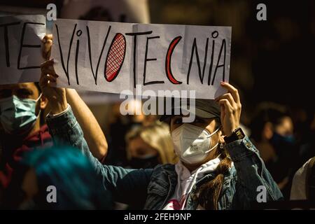 Barcelona, Spanien. April 2021. Ein Aktivist mit hält ein Plakat während eines in Barcelona inszenierten Tierrechtsprotest, der die Schließung des Tierversuchslabors „Vivotecnia“ fordert.Quelle: Matthias Oesterle/Alamy Live News Stockfoto