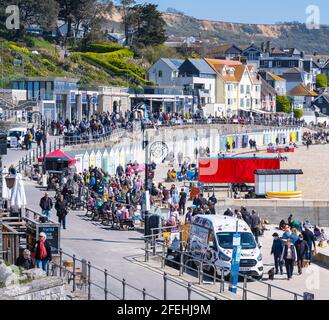 Lyme Regis, Dorset, Großbritannien. April 2021. Wetter in Großbritannien. Massen strömen in den Badeort Lyme Regis, um die warme Sonne und den strahlend blauen Himmel zu genießen. Viele sind in der Stadt, um das Eat Local Food and Drink Festival zu genießen, da die Stadt im Laufe der Jahre wieder normal wird. Eat zielt darauf ab, die besten Lebensmittel- und Getränkehersteller und Kunsthandwerker aus dem West Country in einer gut geführten, sicheren Umgebung im Freien zusammenzubringen. Kredit: Celia McMahon/Alamy Live Nachrichten Stockfoto