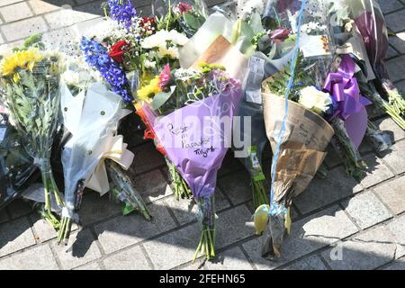 Am Tatort in der Barking Road, East Ham, wo am Freitag ein 14-jähriger Junge zu Tode gebiht wurde, hinterließen Blumen. Bilddatum: Samstag, 24. April 2020. Stockfoto