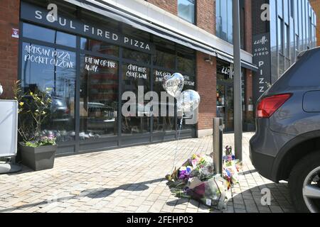 Am Tatort in der Barking Road, East Ham, wo am Freitag ein 14-jähriger Junge zu Tode gebiht wurde, hinterließen Blumen. Bilddatum: Samstag, 24. April 2020. Stockfoto