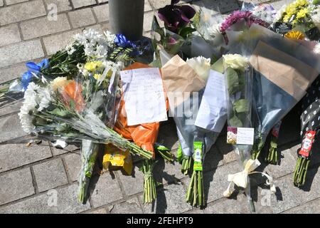 Am Tatort in der Barking Road, East Ham, wo am Freitag ein 14-jähriger Junge zu Tode gebiht wurde, hinterließen Blumen. Bilddatum: Samstag, 24. April 2020. Stockfoto