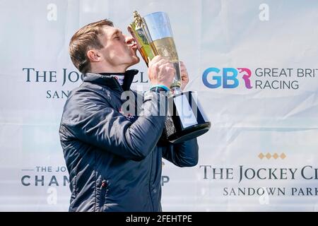 Harry Skelton feiert mit seiner Champion Jockey Trophäe für die nationale Jagdsaison 2020-21 auf der Sandown Park Racecourse, Esher. Bilddatum: Samstag, 24. April 2021. Stockfoto