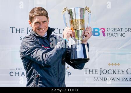 Harry Skelton feiert mit seiner Champion Jockey Trophäe für die nationale Jagdsaison 2020-21 auf der Sandown Park Racecourse, Esher. Bilddatum: Samstag, 24. April 2021. Stockfoto