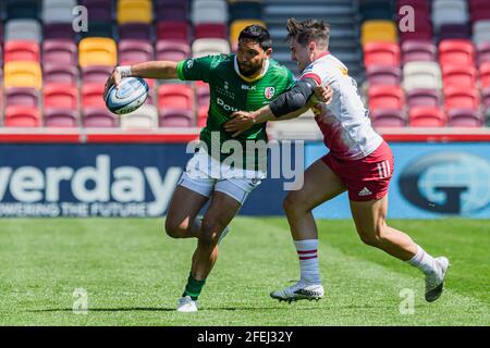 LONDON, GROSSBRITANNIEN. April 2021. Curtis Rona aus London Irish wird am Samstag, den 24. April 2021, während des Gallagher Premiership Rugby-Spiels zwischen London Irish und Harlequins im Brentford Community Stadium angegangen. LONDON, ENGLAND. Kredit: Taka G Wu/Alamy Live Nachrichten Stockfoto