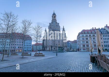 Faszinierender Blick auf die wiederaufgebaute Marienkirche in der historischen Altstadt von Dresden, Deutschland Stockfoto