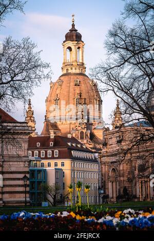 Faszinierender Blick auf die wiederaufgebaute Marienkirche in der historischen Altstadt von Dresden, Deutschland Stockfoto