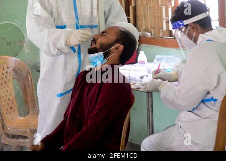 Dhaka, Bangladesch. April 2021. Gesundheitshelfer nimmt am 024. April 2021 im Krankenhaus der medizinischen Universität Bangabandhu Sheikh Mujib in Dhaka, Bangladesch, eine Nasenabstrichprobe einer Person auf, um das COVID-19-Coronavirus zu testen. Kredit: Mamunur Rashid/Alamy Live Nachrichten Stockfoto