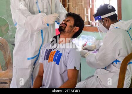 Dhaka, Bangladesch. April 2021. Gesundheitshelfer nimmt am 024. April 2021 im Krankenhaus der medizinischen Universität Bangabandhu Sheikh Mujib in Dhaka, Bangladesch, eine Nasenabstrichprobe einer Person auf, um das COVID-19-Coronavirus zu testen. Kredit: Mamunur Rashid/Alamy Live Nachrichten Stockfoto