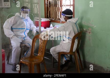 Dhaka, Bangladesch. April 2021. Das medizinische Personal wartet darauf, am 024. April 2021 im Krankenhaus der medizinischen Universität Bangabandhu Sheikh Mujib in Dhaka, Bangladesch, eine Probe eines Nasenabstrichs von einem Bewohner zu entnehmen, um das COVID-19-Coronavirus zu testen. Kredit: Mamunur Rashid/Alamy Live Nachrichten Stockfoto