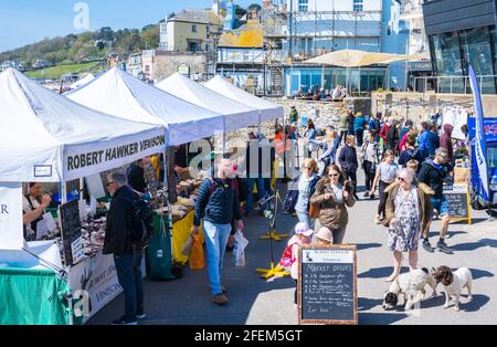 Lyme Regis, Dorset, Großbritannien. April 2021. Wetter in Großbritannien. Massen strömen in den Badeort Lyme Regis, um die warme Sonne und den strahlend blauen Himmel zu genießen. Viele sind in der Stadt, um das Eat Local Food and Drink Festival zu genießen, da die Stadt im Laufe der Jahre wieder normal wird. Eat zielt darauf ab, die besten Lebensmittel- und Getränkehersteller und Kunsthandwerker aus dem West Country in einer gut geführten, sicheren Umgebung im Freien zusammenzubringen. Kredit: Celia McMahon/Alamy Live Nachrichten Stockfoto