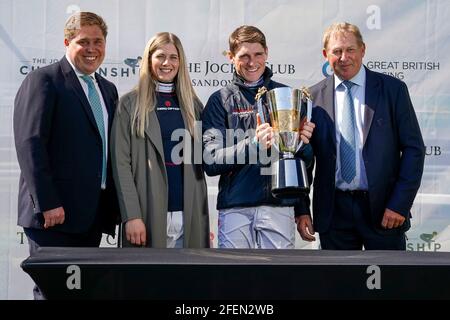 Harry Skelton (zweiter rechts) feiert mit seiner Champion Jockey Trophäe für die nationale Jagdsaison 2020-21 mit Dan Skelton (links), seiner Frau Bridget und seinem Vater Nick (rechts) auf der Sandown Park Racecourse, Esher. Bilddatum: Samstag, 24. April 2021. Stockfoto