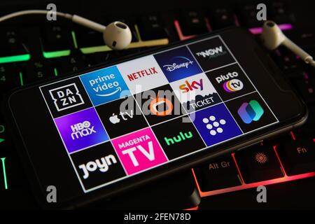 Viersen, Deutschland - 1. März. 2021: Nahaufnahme des Handybildschirms mit Logo-Schriftzug verschiedener tv-Film-Streaming-Dienste auf der Laptop-Tastatur Stockfoto