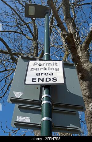 Parkerlaubnis Bereich endet, kontrollierte Parkzone Schild in twickenham, middlesex, england Stockfoto