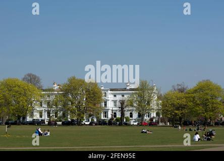 Blick nach Norden über richmond Green, surrey, england, auf die Terrasse mit weißer Fassade von portland Stockfoto
