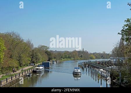 Blick von der teddington-Brücke nach Süden über die themse, mit teddington-Wehr rechts Stockfoto