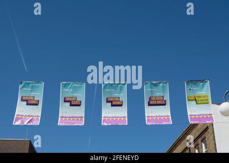 Banner mit Werbebannern für kingston upon thames, surrey, england, nach der Aufhebung der Covid-19-Sperrbeschränkungen im april 2021 Stockfoto