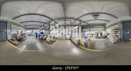 MINSK, WEISSRUSSLAND - MAI 2020: Volles nahtloses hdri Panorama 360 in der Nähe von Reihen großer Offsetdruckmaschine der Polymerr-Etikettenförderer-Typografie-Anlage in Stockfoto