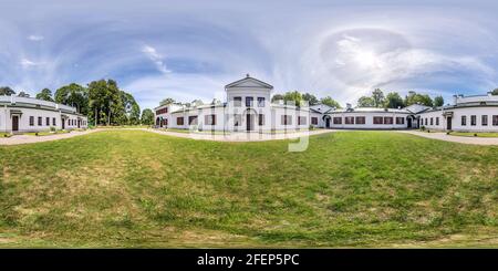 GRODNO, WEISSRUSSLAND - JULI 2020: Full seamless spherical hdri Panorama 360 Grad Winkelansicht in der Nähe restaurierter Burg equiprecheckige Projektion. VR AR kont Stockfoto