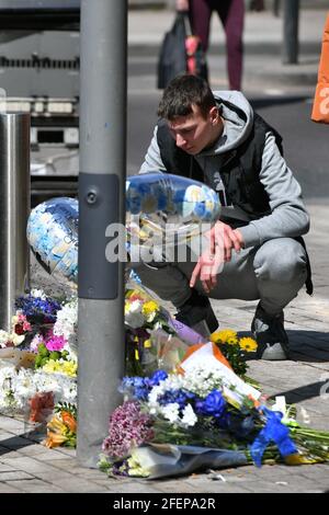 Menschen platzieren Blumen an der Szene in der Barking Road, East Ham, wo der 14-jährige Fares Maatou am Freitag zu Tode geknackt wurde. Bilddatum: Samstag, 24. April 2020. Stockfoto