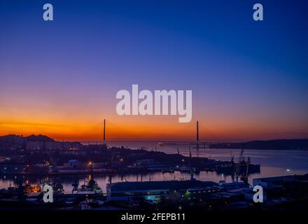 Stadtbild von Wladiwostok mit Blick auf den Sonnenaufgang über der Bucht von Diomede. Stockfoto