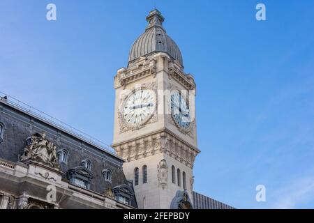 Uhrenturm des Bahnhofs Gare de Lyon- ist einer der ältesten und schönsten Bahnhöfe in Paris, Hauptbahnhofsterminal, Gebäude i Stockfoto