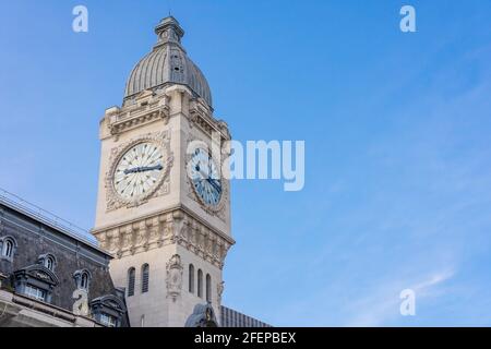 Uhrenturm des Bahnhofs Gare de Lyon- ist einer der ältesten und schönsten Bahnhöfe in Paris, Hauptbahnhofsterminal, Gebäude i Stockfoto