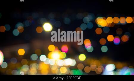 Bunte Bokeh schöne abstrakte Hintergrund-Ideengrafik. Nacht- und Lichtunschärfe außerhalb des Fokusbildes. . Stockfoto