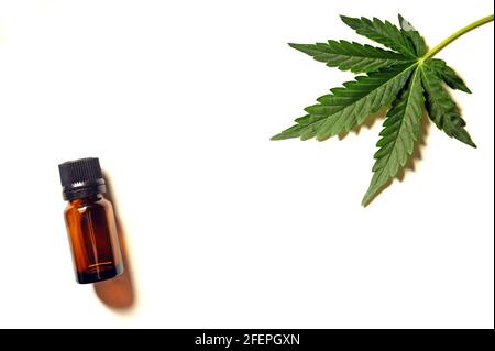 Marihuanaöl und Cannabisblatt. Butterflasche isoliert auf weißem Hintergrund. Alternative Medizin. Hanf Erholung, medizinische Nutzung, Legalisierung. Stockfoto