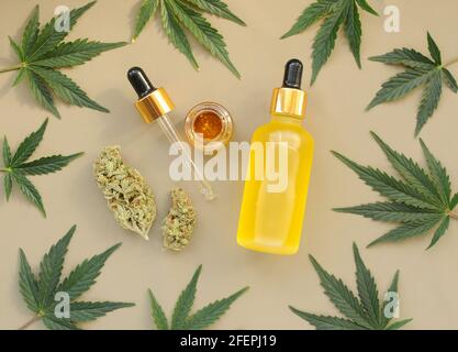 Cannabismuster auf grauem Hintergrund. Marihuanaknospen, Blätter und Harz, flach, Draufsicht. Hanf Erholung, Zeitvertreib, Legalisierungskonzept. Stockfoto