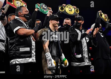 Zagarolo, Italien. April 2021. Michael Magnesi, der sich gegen den Südafrikaner Bulana geschlagen hat, bestätigt sich als IBO Super Featherweight World Champion. Das Spiel beginnt großartig mit dem Eingang von zwei Wölfen, die Michael in Richtung des Rings begleiten. Nach den offiziellen Hymnen beginnt der Kampf, mit Magnesi sehr konzentriert, die sofort angreift und nach einer Reihe von wiederholten Schlägen, erreicht Bulana mit einem rechten Haken und schickt ihn auf die Matte. Der Schiedsrichter beendet die Zählung und erklärt den Kampf. (Foto: Domenico Cippitelli/Pacific Press/Sipa USA) Quelle: SIPA USA/Alamy Live News Stockfoto