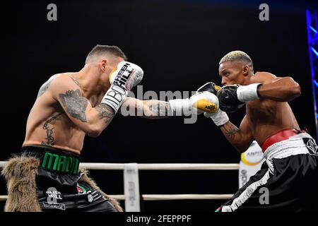 Zagarolo, Italien. April 2021. Michael Magnesi, der sich gegen den Südafrikaner Bulana geschlagen hat, bestätigt sich als IBO Super Featherweight World Champion. Das Spiel beginnt großartig mit dem Eingang von zwei Wölfen, die Michael in Richtung des Rings begleiten. Nach den offiziellen Hymnen beginnt der Kampf, mit Magnesi sehr konzentriert, die sofort angreift und nach einer Reihe von wiederholten Schlägen, erreicht Bulana mit einem rechten Haken und schickt ihn auf die Matte. Der Schiedsrichter beendet die Zählung und erklärt den Kampf. (Foto: Domenico Cippitelli/Pacific Press/Sipa USA) Quelle: SIPA USA/Alamy Live News Stockfoto