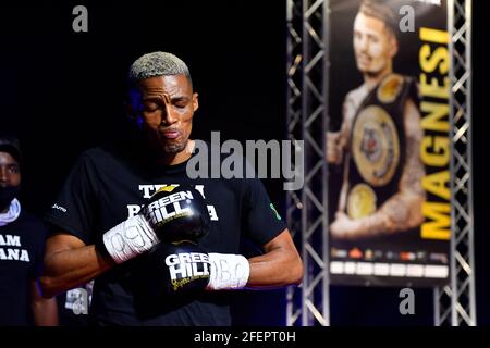 Zagarolo, Italien. April 2021. Michael Magnesi, der sich gegen den Südafrikaner Bulana geschlagen hat, bestätigt sich als IBO Super Featherweight World Champion. Das Spiel beginnt großartig mit dem Eingang von zwei Wölfen, die Michael in Richtung des Rings begleiten. Nach den offiziellen Hymnen beginnt der Kampf, mit Magnesi sehr konzentriert, die sofort angreift und nach einer Reihe von wiederholten Schlägen, erreicht Bulana mit einem rechten Haken und schickt ihn auf die Matte. Der Schiedsrichter beendet die Zählung und erklärt den Kampf. (Foto: Domenico Cippitelli/Pacific Press/Sipa USA) Quelle: SIPA USA/Alamy Live News Stockfoto