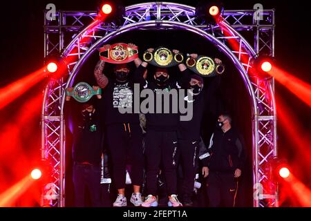 Zagarolo, Italien. April 2021. Michael Magnesi, der sich gegen den Südafrikaner Bulana geschlagen hat, bestätigt sich als IBO Super Featherweight World Champion. Das Spiel beginnt großartig mit dem Eingang von zwei Wölfen, die Michael in Richtung des Rings begleiten. Nach den offiziellen Hymnen beginnt der Kampf, mit Magnesi sehr konzentriert, die sofort angreift und nach einer Reihe von wiederholten Schlägen, erreicht Bulana mit einem rechten Haken und schickt ihn auf die Matte. Der Schiedsrichter beendet die Zählung und erklärt den Kampf. (Foto: Domenico Cippitelli/Pacific Press/Sipa USA) Quelle: SIPA USA/Alamy Live News Stockfoto