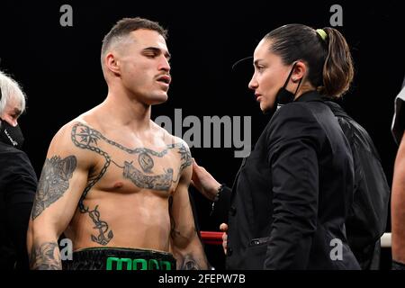Zagarolo, Italien. April 2021. Michael Magnesi, der sich gegen den Südafrikaner Bulana geschlagen hat, bestätigt sich als IBO Super Featherweight World Champion. Das Spiel beginnt großartig mit dem Eingang von zwei Wölfen, die Michael in Richtung des Rings begleiten. Nach den offiziellen Hymnen beginnt der Kampf, mit Magnesi sehr konzentriert, die sofort angreift und nach einer Reihe von wiederholten Schlägen, erreicht Bulana mit einem rechten Haken und schickt ihn auf die Matte. Der Schiedsrichter beendet die Zählung und erklärt den Kampf. (Foto: Domenico Cippitelli/Pacific Press/Sipa USA) Quelle: SIPA USA/Alamy Live News Stockfoto