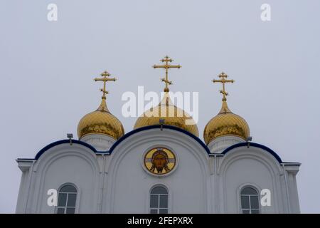 Kirche der lebensspendenden Dreifaltigkeit in der Stadt Petropawlowsk-Kamtschatski Auf dem Hintergrund einer Winterlandschaft Stockfoto