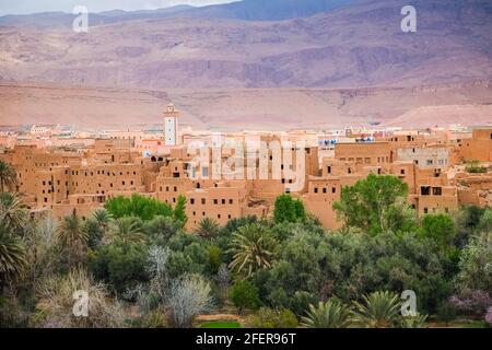 Nahaufnahme von Tinghir Stadt in der Oase, mit Atlas Gebirge im Hintergrund. Marokko. Stockfoto