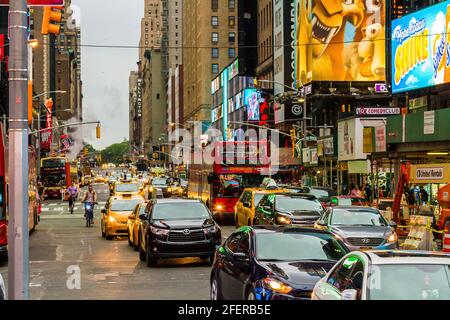 Verkehr am Times Square in der Hauptverkehrszeit Stockfoto