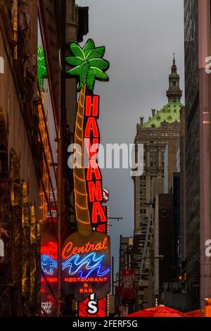 Manchmal ein Neonschild des zentralkubanischen Restaurants von Havanna Quadratisch Stockfoto