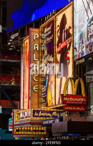 Palace Theatre am Broadway bei Nacht in New York City Stockfoto