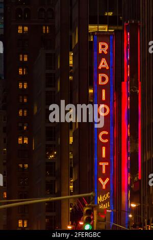 Radio City Music Hall rotes Neonschild bei Nacht in New York City Stockfoto