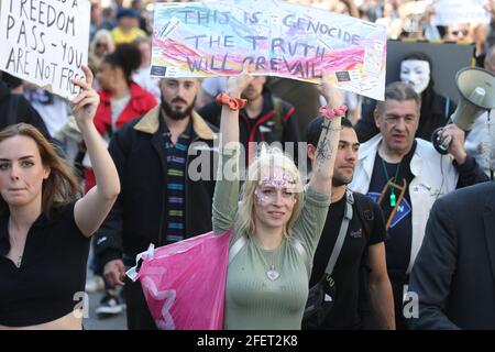 April 24, 2021, London, England, Vereinigtes Königreich: Tausende marschierten Londonâ €™s Oxford Street in Unite for Freedom Protest gegen Coronavirus Einschränkungen in Großbritannien. Die Demonstranten trugen Plakate gegen die Sperrung, Masken und Impfstoffe. (Bild: © Tayfun Salci/ZUMA Wire) Stockfoto